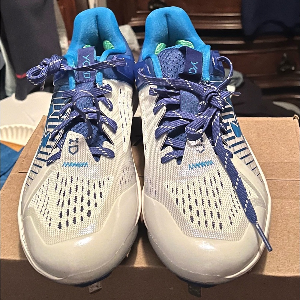 Men’s size 8 Under Armour Yard Low Metal Baseball Cleats Blue/White 3025592-400